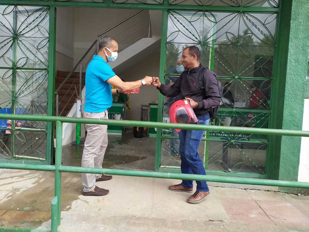 Camacã: Prefeito Paulo do Gás recebe funcionários com bombons

